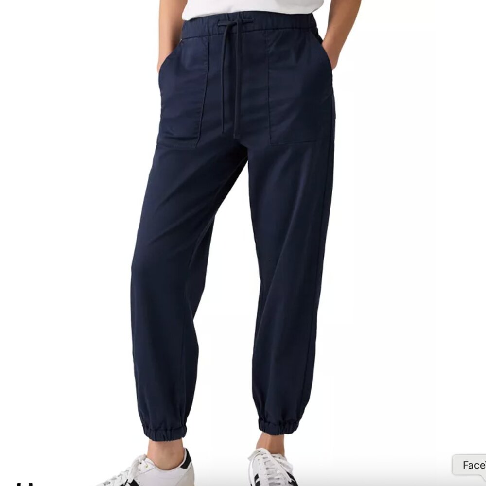 Levi's Women's Mid-Rise Essential Joggers